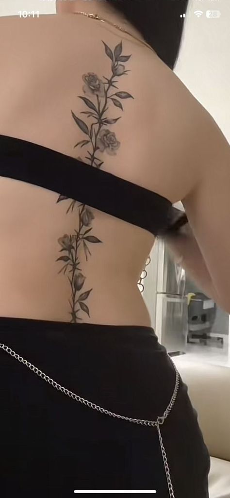 Full Length Spine Tattoo, Rose Tattoo On Back, Tattoo Espalda, Back Tattoos Spine, Blackout Tattoo, Tasteful Tattoos, Spine Tattoos For Women, Tattoo Fails, Pretty Tattoos For Women