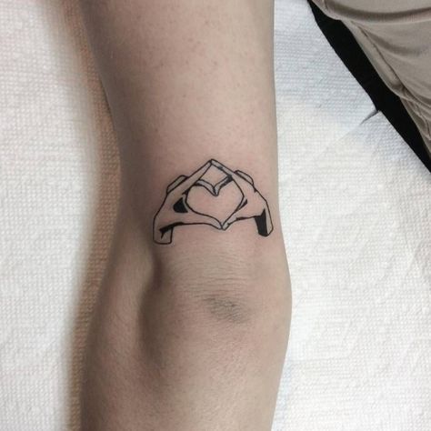 Tats Meaningful, Hand Heart Tattoo, Hand Tattoo Images, Tattoos Creative, Sketches Tattoo, Fashion Tattoos, Hands Tattoo, Heart Shaped Hands, Tattoos Simple