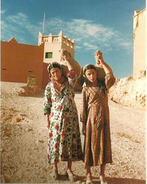 Tineghir, Toudra Valley. Jewish women carrying water, 1958 . . . . #olddays #morocco #maroc #oldpic #oldpictures #histoire #history #toudra Mizrahi Jews, Jewish Girl, Jewish Heritage, Jewish Women, Jewish Culture, Jewish History, Jewish People, Jewish Art, Yemen