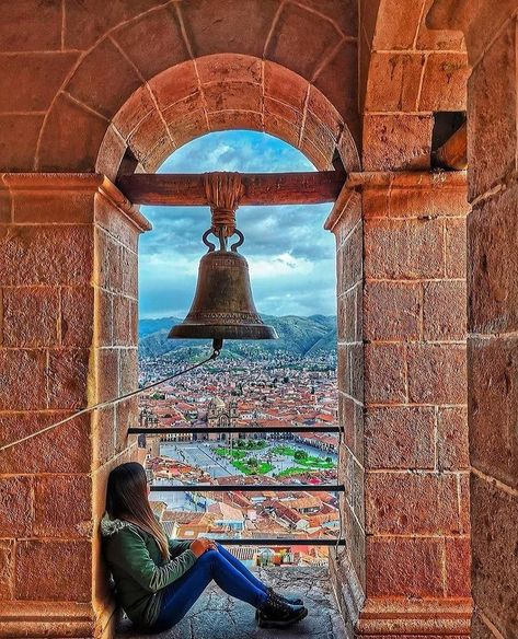 Machu Picchu & Cusco Tours🦙 on Instagram: “📍Mirador de San Cristobal , Cusco Photo by @sonia_sara1 #PeruDestinations #Southamerica” Cusco Peru Photography, Peru Trip, Travel Life Hacks, Travel Pictures Poses, Cusco Peru, Peru Travel, Instagram Photography, Quito, Machu Picchu