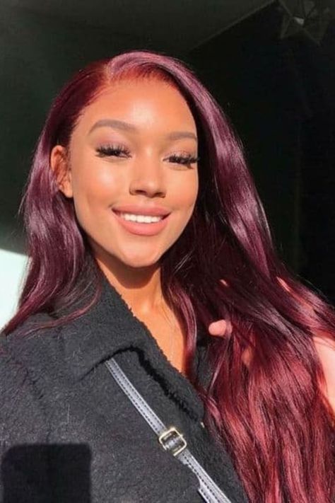 Encontrar el color de cabello para morenas oscuras que más les favorezca a las chicas con este tono de piel, no es nada complicado sino todo lo contrario, es fácil verte hermosa. Snooki Red Hair, Wigs Burgundy, Pelo Color Borgoña, Pelo Color Vino, Transitioning Hair, Skin Goals, Straight Natural, Red Hair Inspo, Hair Wigs For Black Women