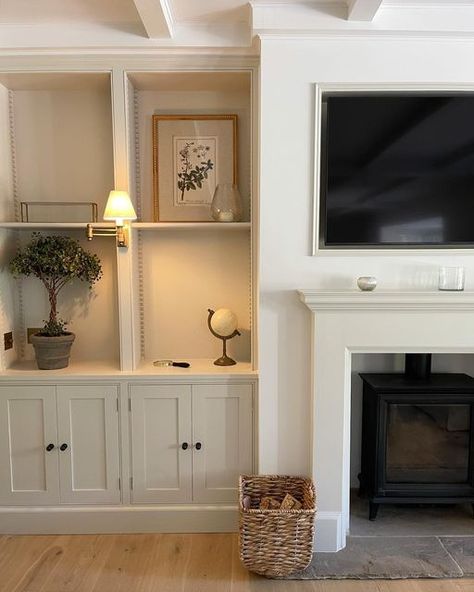 Tv Above Fireplace Living Room, New England Style Living Room, Living Room Built In Units, Lounge Fireplace, Tv Unite, Tv Rum, Alcove Ideas, Classy Interior, Grey Weather