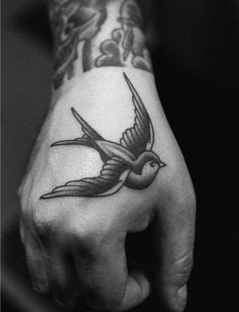 Never gets old Swallow Bird Tattoos, Herren Hand Tattoos, Vogel Tattoo, Tattoo Bird, Sparrow Tattoo, Swallow Tattoo, Hand Tats, Inspiration Tattoos, Trendy Tattoo