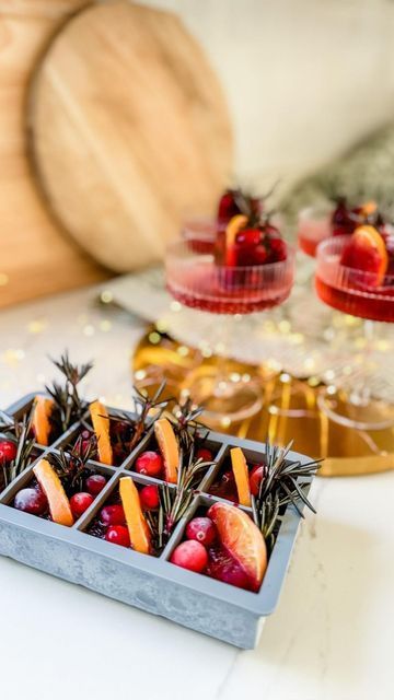 Christmas Ice Cubes, Beach Christmas Party, Fancy Ice Cubes, Bathtub Gin, Xmas Drinks, Christmas Drinks Recipes, Cranberry Cinnamon, Drink Stand, Holiday Picks