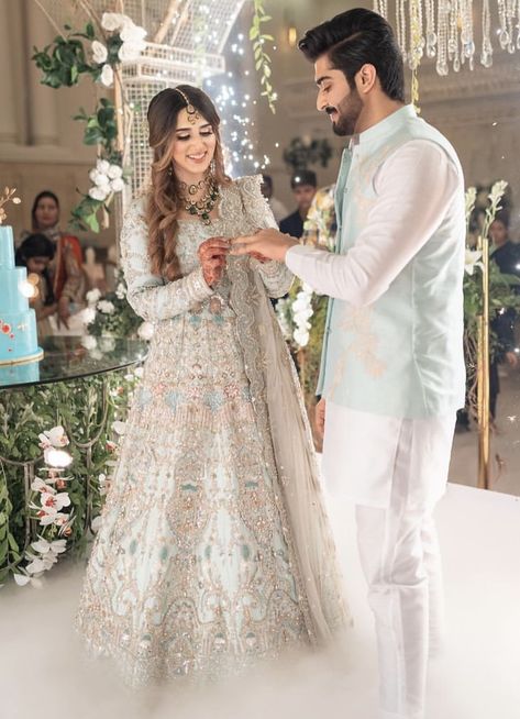 Engagement Photos Pakistani, Muslim Engagement Look, Muslim Engagement Dress, Engagement Muslim, Dholki Ideas, Pakistani Engagement Dresses, Alishbah Anjum, Sehar Mirza, Jannat Mirza