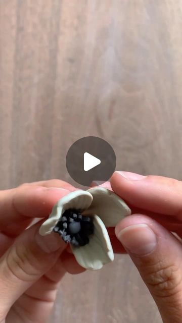 How To Make Ceramic Flowers Tutorials, Porcelain Flowers How To Make, Pottery Flowers Tutorials, Diy Ceramic Flowers, Flower Making With Clay, How To Make Clay Flowers Step By Step, How To Make Ceramic Flowers, Making Clay Flowers, Pottery Flowers Ideas