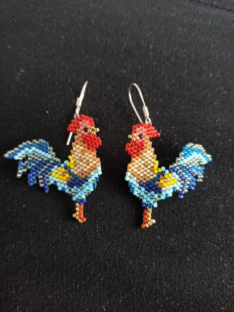 Beaded Chicken Earrings, Beaded Chicken, Miyuki Beads Pattern, Beaded Banners, Beaded Earrings Tutorials, Beaded Earrings Diy, Brick Stitch Earrings, Beaded Jewlery, Seed Bead Patterns