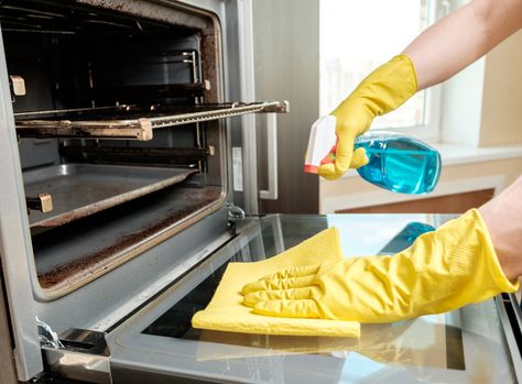 Woman Comes Up With the Perfect Way to Clean Oven Doors Once and For All - Home & Garden News Best Oven Cleaner, Clean Oven Door, Professional Oven, Cleaning Oven, Clean House Schedule, Cleaning Paste, Best Oven, Oven Cleaner, Dishwasher Soap