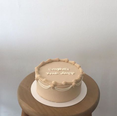 coffee café light beige white light aesthetic beige aesthetic minimalistic clothes kawaii ethereal beauty japanese aesthetic korean fashion style street style white aesthetic r o s i e Vintage Pasta, Minimalist Cake, Bolo Vintage, Resipi Kek, Pinterest Cake, Cake Mini, Pastel Cakes, Korean Cake, Simple Cake Designs