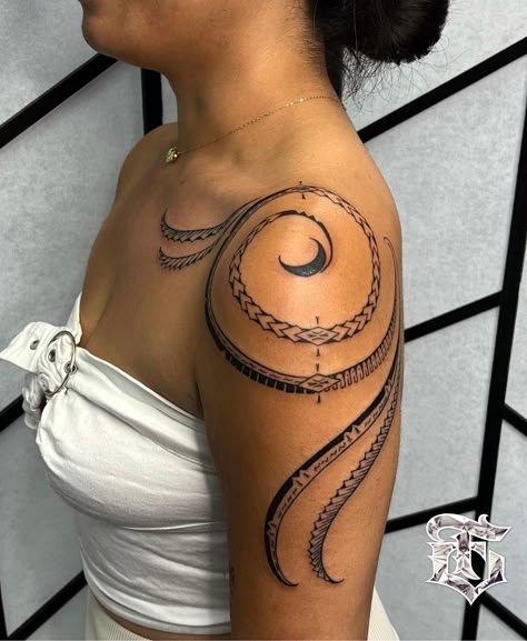 Black Tribal Classy Shoulder Tattoos Female Samoan Shoulder Tattoo For Women, Right Back Shoulder Tattoo For Women, Maori Tattoo Shoulder, Balinese Tattoo Women, Shoulder Band Tattoo, Flower Tattoos Neck, Polynesian Tattoos Women Shoulder, Side Shoulder Tattoo, Arm Tattoos For Women Unique