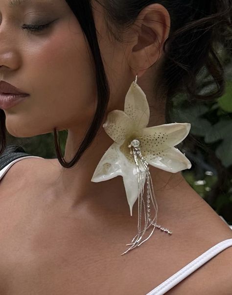 Dope Jewelry Accessories, Orchid Earrings, Grooming Tips, Dope Jewelry, Jewelry Fashion Trends, Bridal Look, Jewelry Lookbook, Elegant Flowers, Girly Jewelry