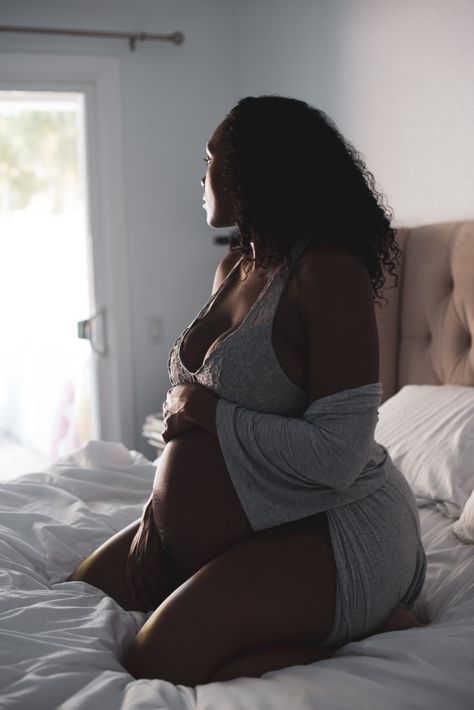 Black And White Maternity Shoot At Home, At Home Maternity Shoot Plus Size, Diy Maternity Photoshoot At Home, In Home Maternity Pictures, At Home Maternity Shoot Diy, Home Maternity Shoot Ideas, Diy Maternity Photos At Home, Jacqueline Photo, Indoor Maternity Photos