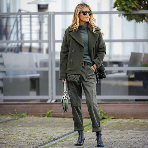 Gitta Banko (@gittabanko) • Instagram photos and videos Gitta Banko, Khakis Outfit, Shopping Queen, Madeleine Fashion, Coat Street Style, Winter Looks, Fall Winter Outfits, Green Fashion, Urban Fashion