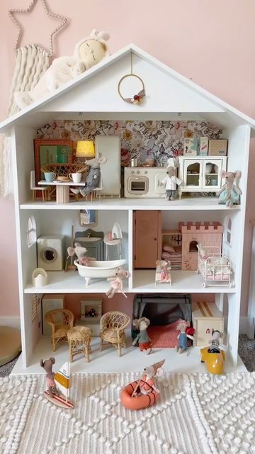 Bitte on Instagram: "“Dollhouse update🤍🐭 . Got some new furniture pieces🤍 I’m obsessed with this🐭💕 Who is with me😏? I’m planning to add a new wallpaper before Christmas🎄🥹” . @shopbitte Beach Mice - Little Sister Surfer Hiker Mouse - Big Sister Dozy Dinkum Doll - Moppet Bunny . . . . #maileg #dollhouse #maileghouse #mailegmouse #mailegworld #olliella #kidsroomdecor #playroominspo #bohokidsroom #stopmotion #mousehouse" Maileg Bedroom, Maileg Dollhouse, Dollhouse Shelf, Maileg Furniture, Maileg Doll House, Vintage Cottage Decor, Dinkum Doll, Maileg Dolls, Boho Kids Room