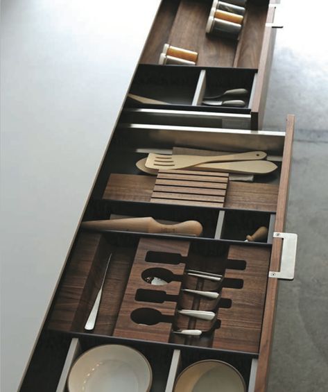 Cutlery Drawer Organization, Deep Drawer Organization, Interior Design Kitchen Contemporary, Rose Gold Kitchen, Minimal Kitchen, American Kitchen, Integrated Appliances, Compact Kitchen, Cabinetry Design