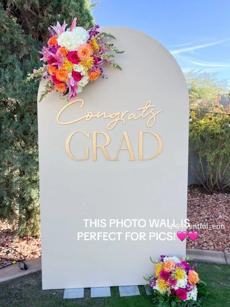 Pink Floral Graduation Party Decor, College Graduation Party Ideas Backyards, Pink Grad Party Ideas, High School Grad Party Ideas, Nursing Grad Party, Pink Grad Party, Grad Party Ideas, Floral Graduation Party, Grad Party Decorations