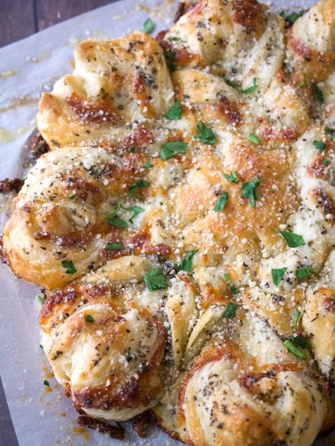 Herb and Cheese Puff Pastry Snowflake – Recipes By Val Snowflake Appetizers, Puff Pastry Snowflake, Snowflake Recipes, Cheesy Puff Pastry, Puff Pastry Appetizers, Pastry Appetizer, Cheese Puff, Cheese Puff Pastry, No Cook Appetizers