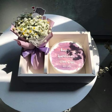 Bento Gift Box Ideas, Dessert Trays Presentation, Cake Hampers Ideas, Cake And Flower Box Gift, Cake Hamper, Cake Recipes Easy, Easy Cakes, Gift Box Cakes, Aesthetic Cake