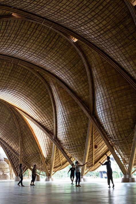 Green School Bali, Bali Architecture, Bamboo Roof, Bamboo Building, Bamboo Structure, Bamboo Architecture, Green School, Bamboo House, Bamboo Design