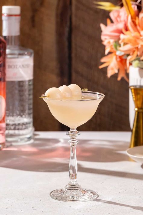 This Lychee Gin Martini is an elegant lychee cocktail with both lychee fruit and lychee liqueur. This is such an easy and elegant sip! Great for a Valentine's Day cocktail or for any fancy occasion. Lychee, gin and dry vermouth work perfectly together. Garnish with some fresh lychee fruits for an even prettier drink! Lychee Gin Cocktail, Lychee Margarita Recipe, Lychee Martini Recipe, Lychee Cocktail, Gin Martini, Lychee Martini, Lychee Fruit, Dry Vermouth, Martini Recipes