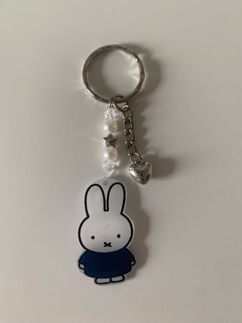 Shrinking Plastic Keychain, Diy Plastic Keychain, Shrink Dink Keychain, Shrinky Dink Keychain Ideas, Miffy Bracelet, Shrinks Dink Keychain, Cute Keychains For Backpacks, Keychain Ideas Beads, Shrinks Dink Ideas