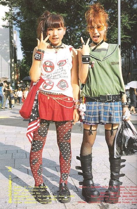 90s early 2000s japenese street fashion Mode Harajuku, Sup Girl, Fruits Magazine, 2000s Japanese Fashion, Noel Fielding, 일본 패션, Harajuku Fashion Street, Tokyo Street Fashion, Rawr Xd