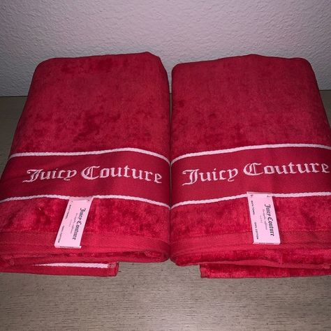 Brand New With Tags Red Juicy Couture Towel Set. This Towel Set Includes, Two Bath Towels (28 Inches By 54 Inches). This Set Is An Absolute Must Have. It Would Make A Perfect Christmas Gift. Anyone Who Loves Juicy Couture Would Love This. This Would Make Anybody’s Bathroom Look Adorable. Thank You For Taking The Time To Look At My Listing. Please Feel Free To Make Me An Offer I Can’t Resist. Have A Great Day And Stay Extra Safe Out There! Juicy Couture Christmas, Y2k Bathroom, Christmas 2000s, Red Juicy Couture, Trashy Y2k Aesthetic, Juicy Couture Clothes, Girly Bathroom, Beige Room, Striped Bath Towels