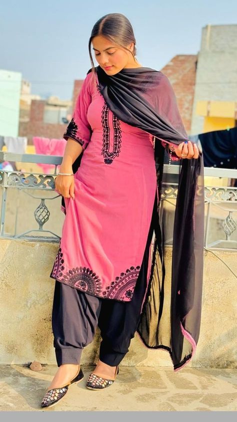 Girls Suits Punjabi, Salwar Suit Girl, Poses For Karwachauth, Black Salwar Suit, Black Salwar, Patiala Salwar Suits, Designer Punjabi Suits, Gals Photos