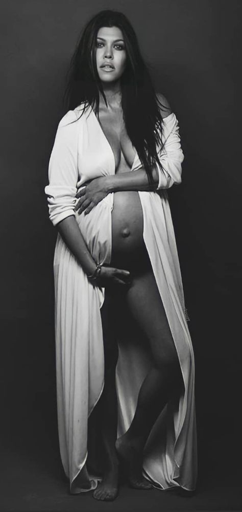 Kourtney Kardashian Baby, Kourtney Kardashian Pregnant, Pregnant Shoot, Pregnant Photos, Pregnancy Belly Photos, Pregnancy Pictures, Maternity Photography Poses Pregnancy Pics, Celebrity Prints, Maternity Shoots