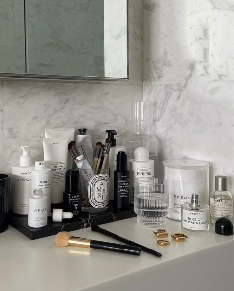 Mecca Cosmetica, Minimal Beauty, No Man's Land, Minimalist Beauty, Bathroom Counter, Glowing Skincare, Pretty Skin, Beauty Influencer, Luxury Makeup