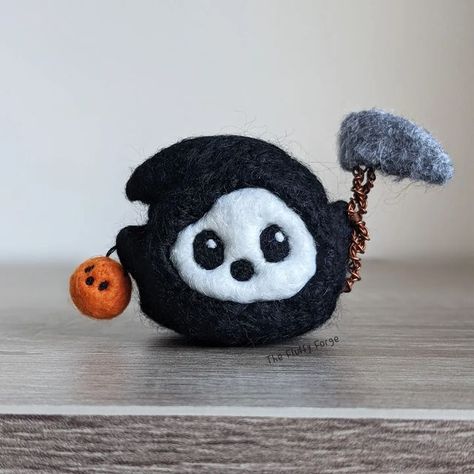 Felt Monster Ideas, Spooky Needle Felting, Needle Felting Projects Ideas, Needle Felt Halloween, Needle Felting Halloween, Halloween Needle Felting, Needle Felting Ideas, Felt Skull, Tovad Ull