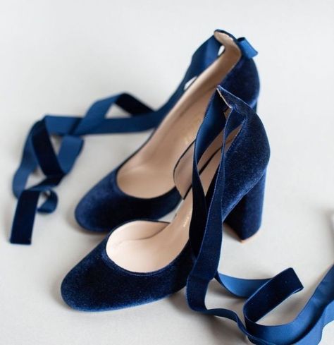 Dr Shoes, Fancy Shoes, Pretty Shoes, Trendy Shoes, Court Shoes, Mode Inspiration, Blue Wedding, Blue Shoes, Beautiful Shoes