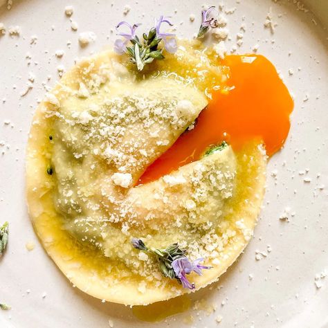 Ricotta And Egg Raviolo, Ravioli Ideas, Egg Ravioli, Egg Yolk Ravioli, Ravioli With Spinach, Ravioli Recipes, Spinach And Ricotta Ravioli, Traditional Easter Recipes, Ravioli Filling