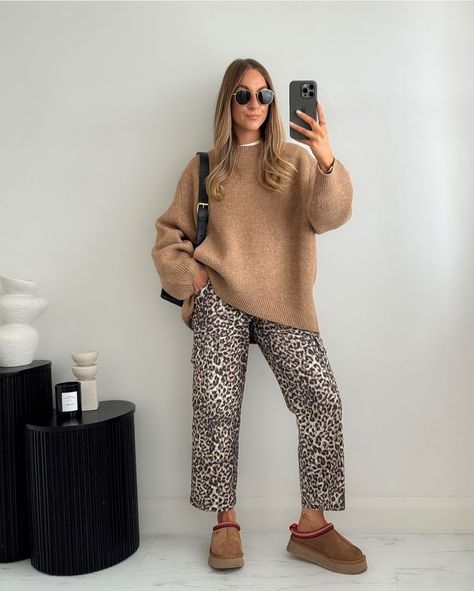 Mom Style Winter Outfit Ideas, Cropped Plaid Pants Outfit, Leona Dr Martens Outfit, Cheetah Barrel Jeans Outfit, Wide Leg Leopard Jeans Outfit, Leopard Button Down Shirt Outfit, Leapord Jeans Outfits, Leopard Pants Outfit Winter, Leopard Barrel Jeans Outfit