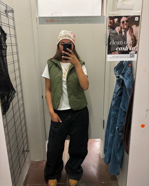 Green Cargo Vest Outfit, Green Cargo Streetwear Outfit, Cargo Vest Outfits For Women Streetwear, Cargo Pants And Beanie Outfit, Cargos And Flannel Outfit, Cargos And Timberlands, Streetwear Mens Outfits, Green Cargo Vest, Green Vest Outfit