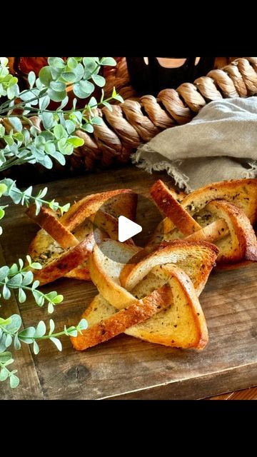 Franciska Munck-Johansen on Instagram: "Har du prøvd disse hvitløks-toastene?🤗🪴

Flere har spurt om oppskriften på dem, her kommer de derfor igjen. Det er gøy å lage noe som er litt annerledes. De var veldig enkle å lage også.😊

Fine å servere som tilbehør til for eksempel pasta, suppe, salater og lignende.

Her får du oppskriften:

Hvitløkstoast 8 stk
8 skiver toastbrød
1,5 dl olivenolje eller lignende
3 teskjeer oregano eller provencekrydder
2 fedd knust hvitløk
Litt flaksalt. Gjerne Maldonsalt

Bland sammen olje, oregano og hvitløk i en skål, la det stå og trekke litt.

Klipp et hakk i hver side av toastskivene. Brett som vist på videoen.

Pensle toastskivene med oljeblandingen og dryss med flaksalt.

Legg toastskivene på en bakeplate med bakepapir.

Stekes midt i ovnen ved 200 grade Bread Toast, Dessert Bread, September 7, Bread Dough, Food Decoration, Appetizers For Party, Beautiful Food, High Tea, Creative Food