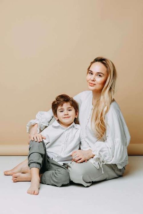 Family Photo In Studio, Minimalist Family Photoshoot, Studio Family Photography, Mother Son Photos, Son Photo Ideas, Studio Family Portraits, Family Photo Studio, Mother Baby Photography, Family Studio Photography