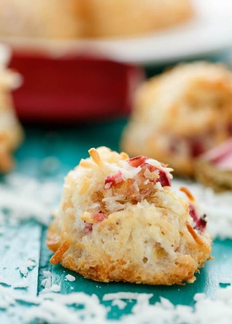 Rhubarb Coconut Macaroons #macaroons Macarons Coconut, Peanut Butter Hershey Kiss Cookies, Macaroons Cookies, Rhubarb Dessert, Macaroon Cookies, Happy Cooking, Fine Dining Recipes, Jello Recipes, Rhubarb Recipes