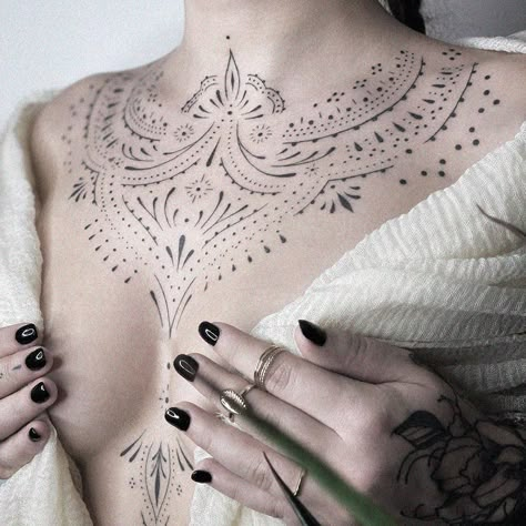 Interview écrite de Blum.ttt : Du design graphique aux tatouages ornementaux Tattoo Around Belly Button Women, Tattoo Am Hals, Collar Tattoo, Necklace Tattoo, Chest Piece Tattoos, Chest Tattoos For Women, Ornamental Tattoo, Chest Tattoos, Chest Piece