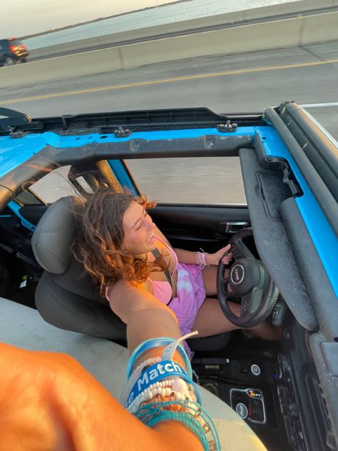 Driving Aesthetic Jeep, Beach Jeep Wrangler, Inside Jeep Aesthetic, Cute Jeep Pictures, Jeep Beach Aesthetic, Light Blue Jeep Wrangler, White Jeep Aesthetic, Aesthetic Jeep Wrangler, Jeep Instagram Pics