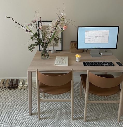 Cozy Home Office, Scandi Home, Guest Room Office, Desk Makeover, Stunning Interiors, Apartment Inspiration, Home Design Decor, Apartment Ideas, House Inspiration