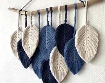 فن النسيج, Simpul Makrame, Beautiful Headboards, Macrame Feathers, Feather Wall Hanging, Boho Crafts Diy, Macrame Knots Pattern, Macrame Wall Hanging Diy, Wall Hanging Macrame