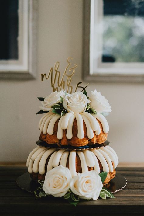 Two tier bundt wedding cake | Image by Light Sky Photography Bundt Wedding Cake, Cake Centerpieces, Black And White Wedding Theme, Two Tier Cake, Cake Image, Small Wedding Cakes, Wedding Sweets, Wedding Display, Fairy Wedding