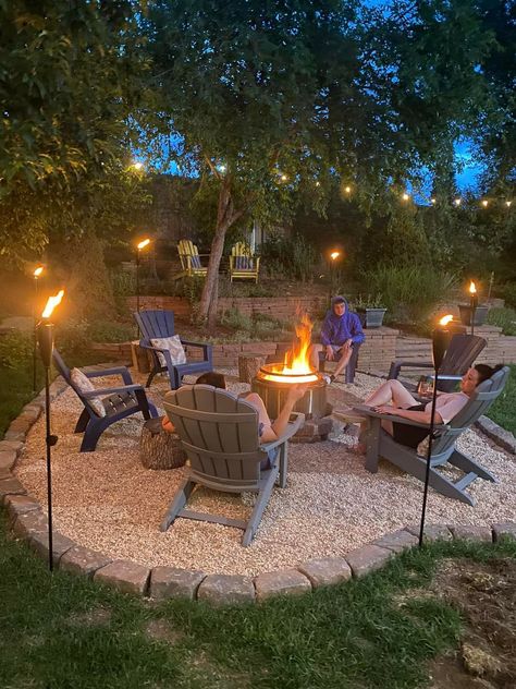 Pea Stone Fire Pit Area, Cute Backyard Ideas, Steel Decor, Outdoor Fire Pit Area, Diy Backyard Patio, Outdoor Fire Pit Designs, Fire Pit Landscaping, Backyard Fireplace, Backyard Renovations