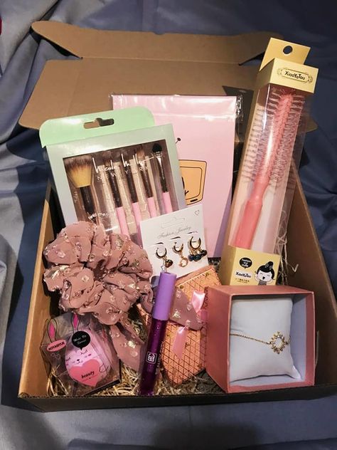 19 Birthday Ideas Gift, Cute Gifts For Friends Aesthetic, Bsf Gift Ideas Birthdays, Present Basket Ideas, Ideas Regalos Amigas, Regalos Aesthetic, Gift Box For Girlfriend, Wedding Gift Pack, Bday Gifts