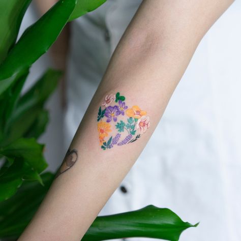 6,319 Me gusta, 34 comentarios - Zihee_tattoo (@zihee_tattoo) en Instagram: " . . To @baam.kr Thank you! 감사해용" Zihee Tattoo, Tattoo Party, Flowers And Animals, Heart Tattoos, Tattoo Collection, Unique Tattoo Designs, Flowers Tattoo, Best Tattoos, Awesome Tattoos