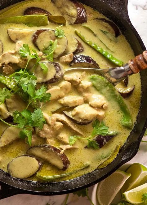 Thai Green Curry in a black skillet, fresh off the stove Tin Eats, Green Curry Recipes, Masakan Malaysia, Thai Green Curry Paste, Homemade Curry, Thai Green Curry, Massaman Curry, Green Curry Paste, Recipetin Eats