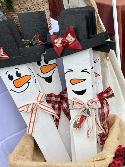 Fence Picket Snowman, Pallet Santa, Diy Wood Reindeer, Winter Porch Ideas, Pallet Wood Christmas, Wood Reindeer, Tin Can Art, Christmas Front Porch, Homemade Christmas Decorations