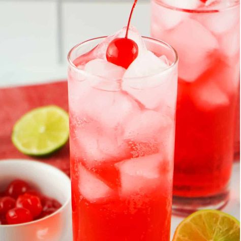 The virgin Shirley Temple is a classic kiddie cocktail that has delighted children for decades. Bright, bubbly Sprite & Grenadine is topped with a maraschino cherry, for a refreshing beverage perfect for anyone. Why You'll Love This Kiddie Cocktail Don't let the simplicity of this popular kiddie cocktail fool you, the virgin Shirley Temple is a delicious and refreshing drink that is perfect for anyone, on a hot Virgin Shirley Temple, Shirly Temple Drink, Alcoholic Shirley Temple, Drinks With Sprite, Sprite Recipe, Shirley Temple Recipe, Shirley Temples, Diet Sprite, Shirley Temple Drink