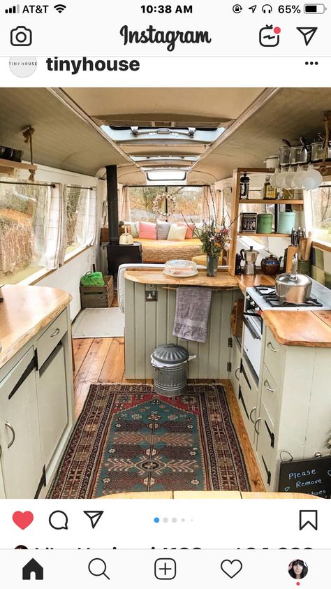 Design Casa Piccola, School Bus Tiny House, School Bus House, Converted Bus, Bus Living, Kombi Home, Bus House, Van Life Diy, Camper Makeover